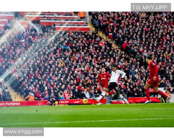 中超赛场曼联大胜利物浦引发热议全场沸腾的精彩瞬间回顾