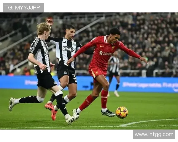 英超焦点战巴黎圣日耳曼与曼联互交白卷乌龙球引发争议判罚全场沸腾