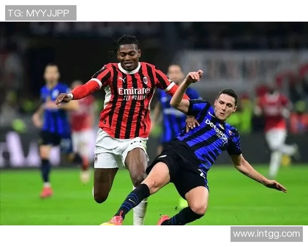 中超激战：AC米兰与曼联战成平局绝杀时刻震撼全场解析